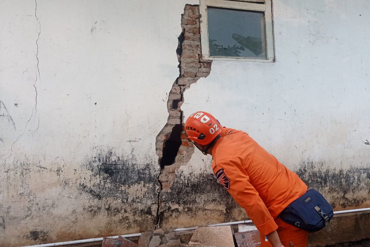 Keretakan rumah warga di Lereng Gunung Lemongan Lumajang