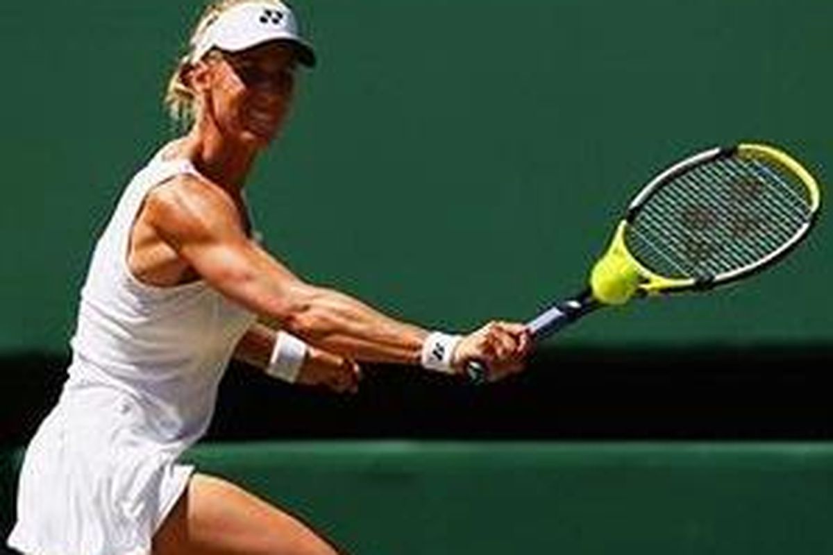 Elena Dementieva memberikan backhand ke arah Nadia Petrova pada perempat final Wimbledon, Selasa (1/7). Dementieva menang dan akan berhadapan dengan Venus Williams di semifinal.