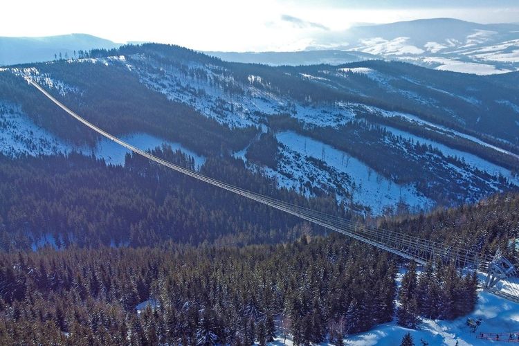 Sky Bridge 721 di Dolni Morava, Republik Ceko, merupakan jembatan gantung terpanjang di dunia