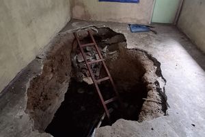 Lantai Kamar Tiba-tiba Ambles, Muncul Lubang Besar Sedalam 3 Meter di Rumah Warga Sumbar