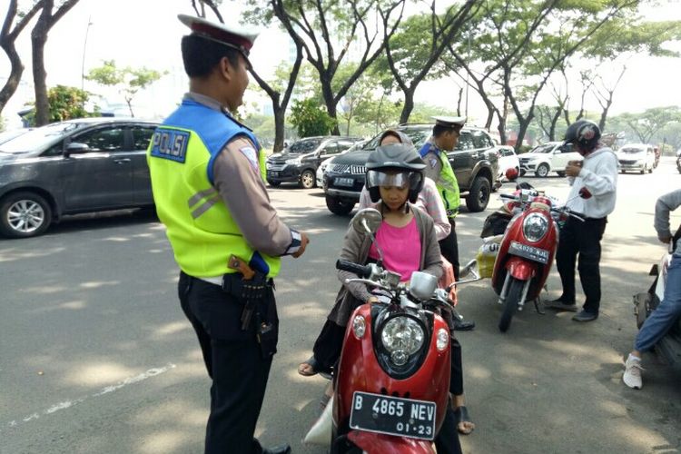 Berbagai upaya dan usaha dilakukan oleh pengendara yang terjaring Operasi Zebra Jaya 2019 di Jalan Boulevard BSD, Serpong,  Tangerang Selatan, Selasa (5/11/2019).