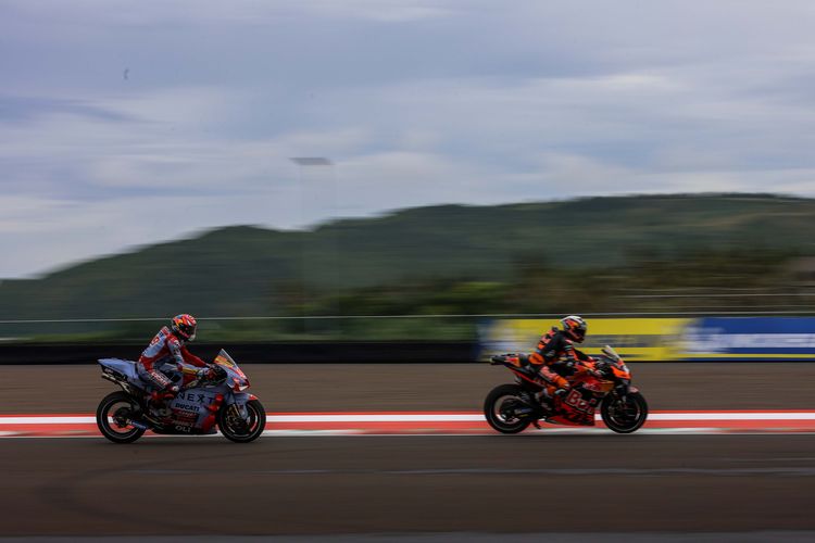 Pebalap Miguel Oliveira (Red Bull KTM) memacu sepeda motornya saat sesi latihan bebas 3 MotoGP seri Pertamina Grand Prix of Indonesia 2022 di Pertamina Mandalika International Street Circuit, Lombok Tengah, NTB, Sabtu (19/3/2022). Marquez keluar sebagai pebalap tercepat pada FP3 dengan catatan waktu 1 menit 34,067 detik.