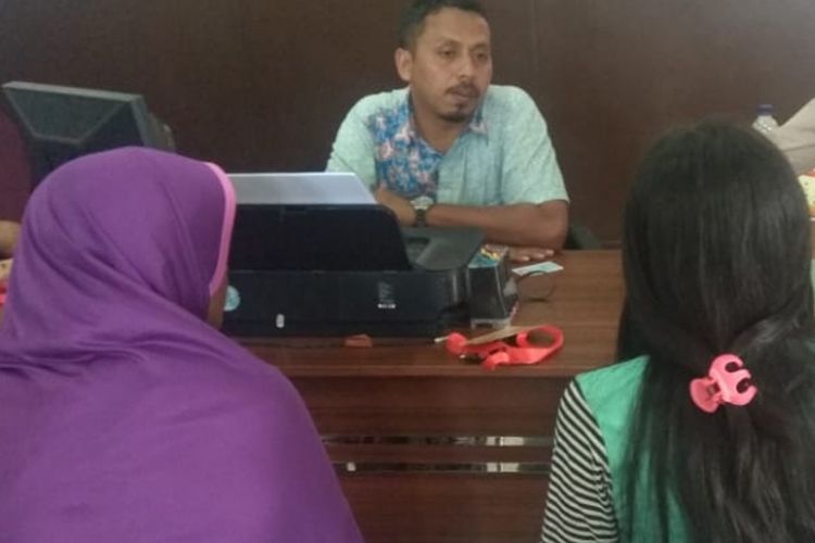 YN (17) saat melaporkan pacarnya inisial RS di Polresta Palembang, setelah foto bugilnya tersebar di media sosial, Senin (10/9/2018).