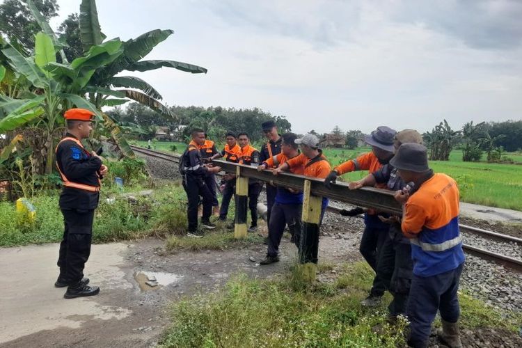 Petugas PT KAI Divisi Regional IV Tanjungkarang menutup perlintasan liar di Km 193+9/0, Jalur Tunggal Petak Jalan Way Pisang-Martapura, Kabupaten OKU Timur, Selasa (18/6/2024).. 