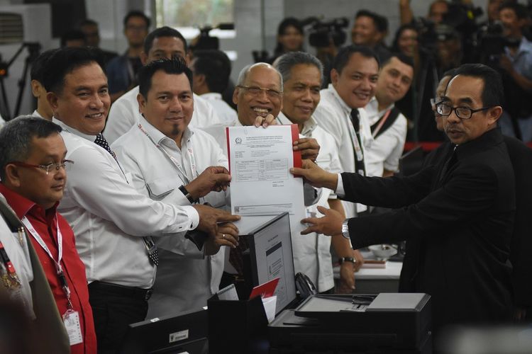 Ketua Tim Hukum Joko Widodo-Maruf Amin, Yusril Ihza Mahendra (kedua kiri) bersama Direktur Hukum dan Advokasi Tim Kampanye Nasional (TKN) Joko Widodo-Maruf Amin, Ade Irfan Pulungan (ketiga kiri) dan tim menunjukkan tanda terima penyerahan draf bukti-bukti keterangan selaku pihak terkait dalam PHPU Pilpres 2019 dari petugas di Gedung Mahkamah Konstitusi, Jakarta, Kamis (13/6/2019). TKN menyerahkan bukti-bukti jawaban atas materi gugatan Badan Pemenangan Nasional (BPN) Prabowo-Sandi Terkait Perselisihan Hasil Pemilihan Umum (PHPU). ANTARA FOTO/Indrianto Eko Suwarso/nz.