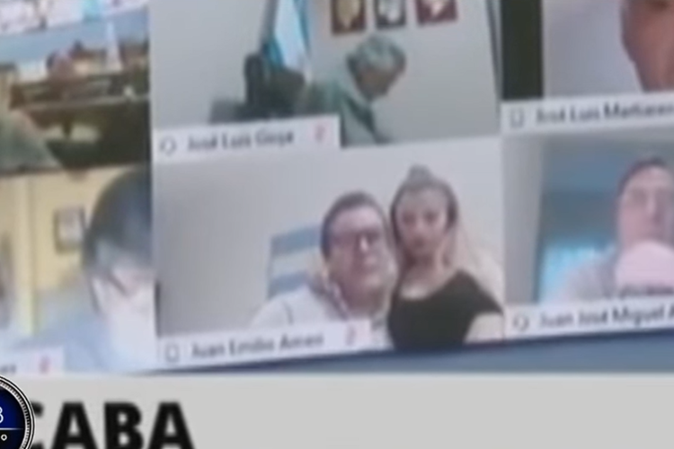 Sebuah tangkapan layar video dari media Argentina, Todo Noticias, yang menunjukkan salah satu parlemen Argentina, Juan Emilio Ameri, berbuat mesum ketika rapat virtual.