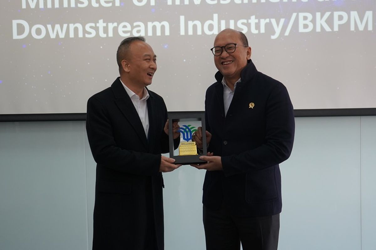 Kunjungan Menteri Investasi dan Hilirisasi/Kepala BKPM Rosan Perkasa Roeslani saat berkunjung ke fasilitas produksi produsen otomotif global Geely Auto Group. 