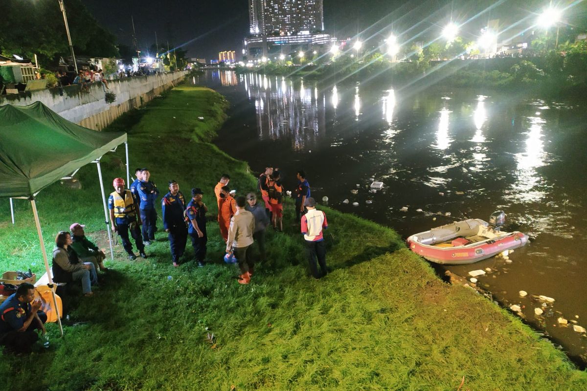 Upaya pencarian seorang petugas kebersihan lingkungan,  P (52) yang tercemplung ke Kali Anyar atau Banjir Kanal Barat di Tambora, Jakarta Barat, pada Kamis (17/11/2022) malam.