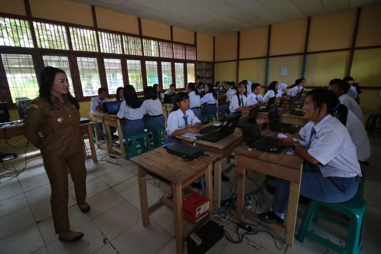 Bupati Landak Karolin Margret Natasa meninjau pelaksanaan UNBK tingkat SMA di Kabupaten Landak, Kalimantan Barat, belum lama ini.