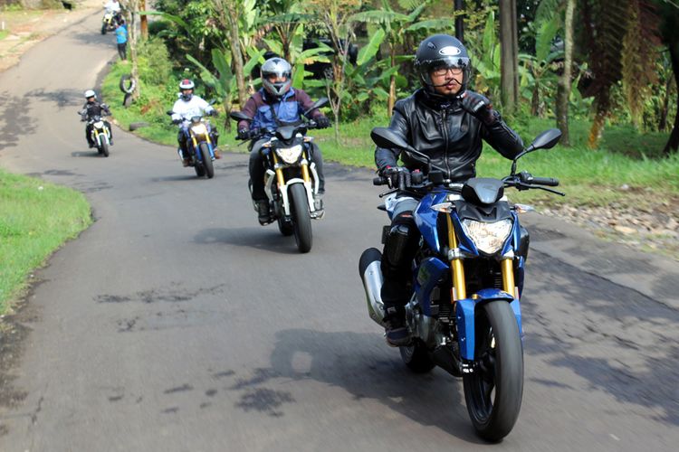 BMW G310R saat dites KompasOtomotif dan jurnalis lain di kaki Gunung Salak, Bogor.