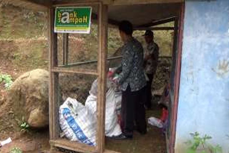 Sampah-sampah plastik dikumpulkan di Bank Sampah MI Kalisidi 02, Ungaran, Kabupaten Semarang. Siswa akan mendapatkan insentif dari sampah plastik yang terjual. 