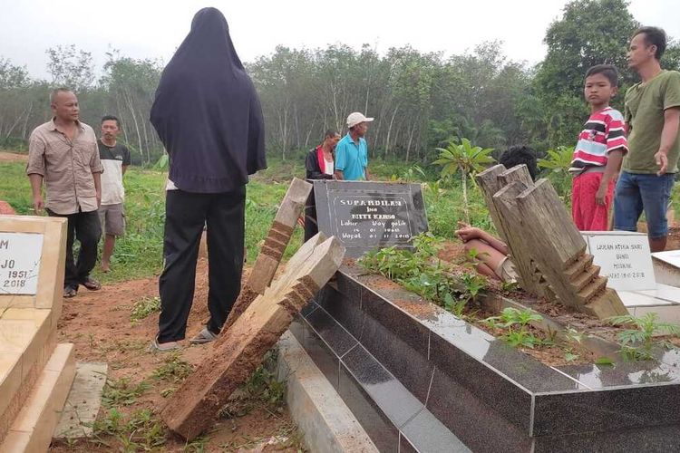 Foto kiriman warga terkait puluhan papan nisan makam di Tanjung Bintang, Lampung Selatan yang dicabut orang tidak dikenal.