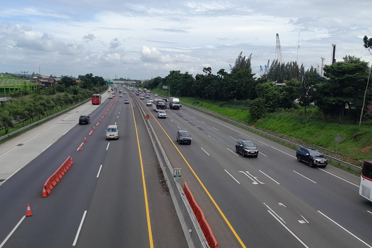  Contraflow di ruas jalan tol Jakarta - Cikampek pukul 11.00 WIB, Jumat (28/2/2025).