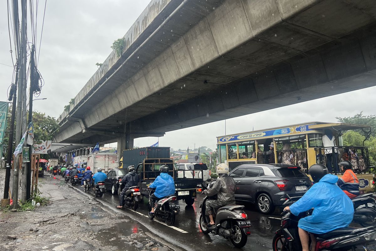 Kemacetan di ruas jalan Sholeh Iskandar, Kecamatan Tanah Sareal arah Patung Narkoba akibat penyempitan jembatan Ciliwung- Cibuluh, Jumat (19/1/2024).