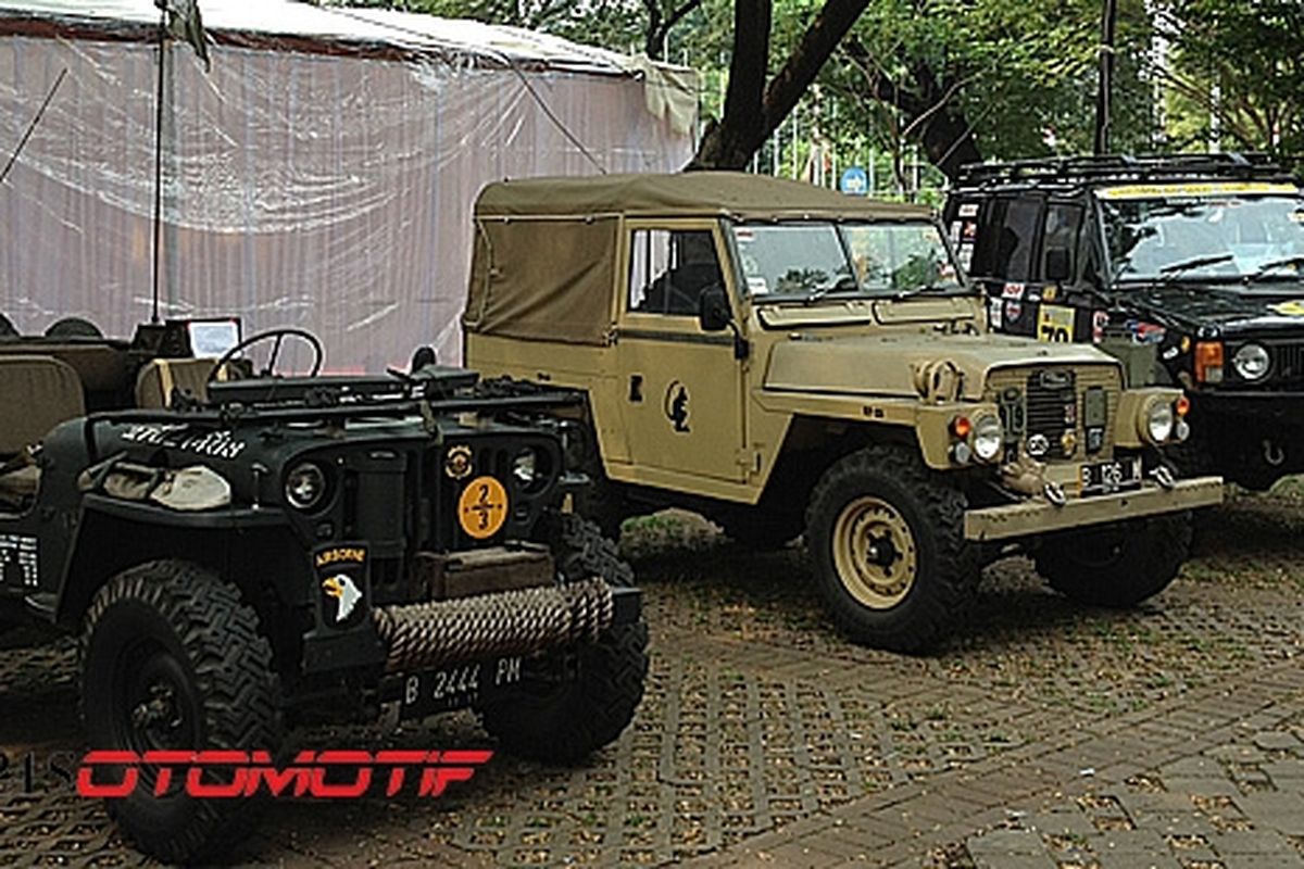 Willys keluaran 1943 dan Land ROver LightWeight Series