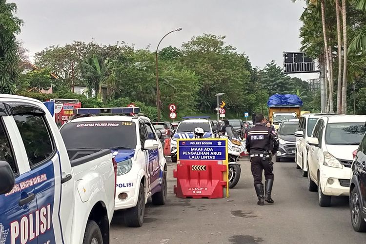 Petugas kepolisian sedang melakukan pengalihan arus lalu lintas di Jalur Puncak Bogor, Jawa Barat, mulai Sabtu (31/12/2022) jelang pergantian tahun baru 2023