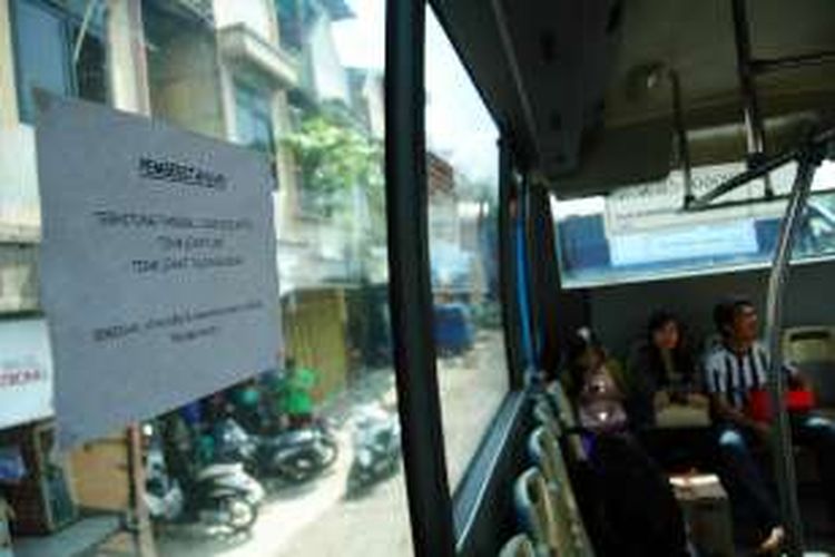 Penumpang bus Angkutan Perbatasan Terintegrasi  Busway (APTB) jurusan Cibinong-Grogol sedang menunggu di Terminal CIbinong, Rabu (1/6/2016). Mulai Rabu (1/6/2016) ini, bus APTB resmi dilarang memasuki jalur busway Transjakarta.