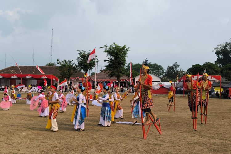 Tari Egrang Warnai Upacara Penurunan Bendera di Jember