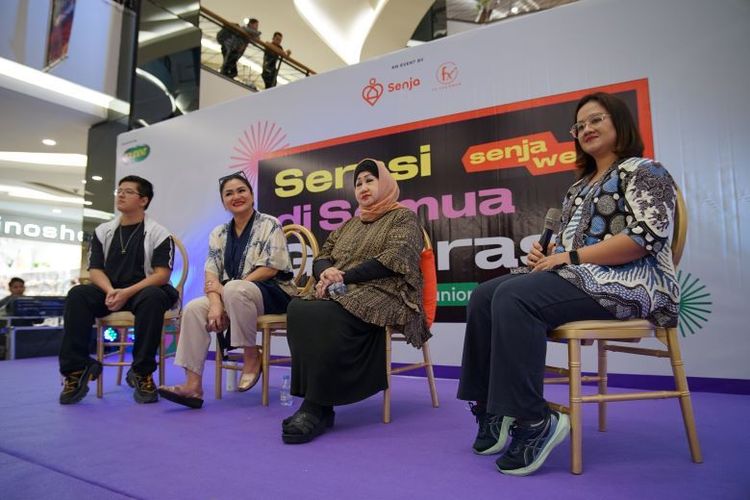 Sesi talkshow Dewi Motik Pramono dan Moza Pramita. Lewat sesi ini, mereka berbagi cerita tentang pengalaman dalam merawat dan berkolaborasi sebagai junior dan senior.