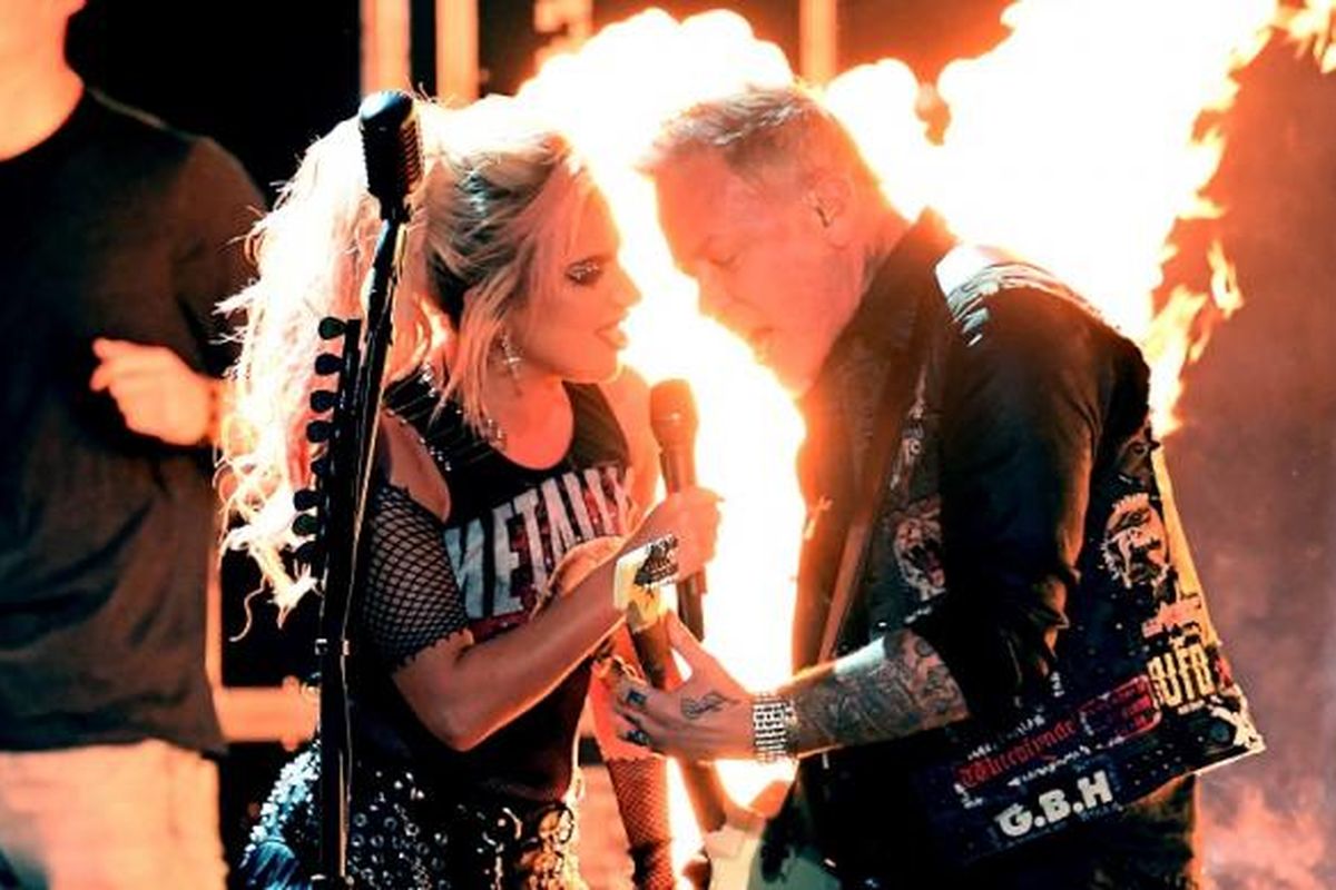 Lady Gaga dan dan vokalis Metallica, James Hetfeld, tampil di panggung Grammy Awards 2017 di Staples Center, Los Angeles, Mingu (12/2/2017). Pada pergelaran tersebut, Gaga dan Metallica membawakan lagu Moth Into Flame.
