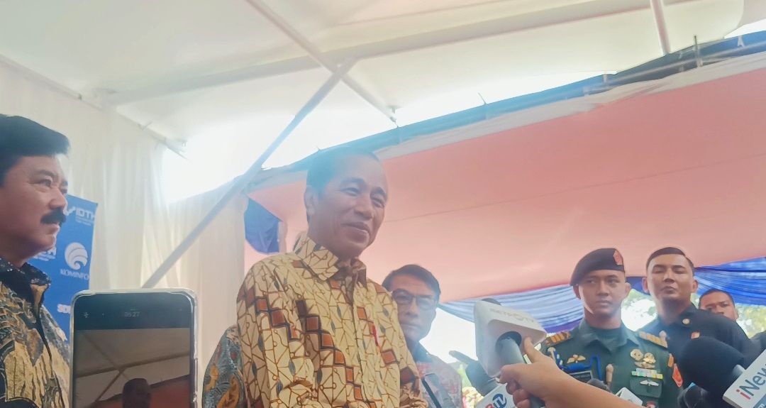 Ditanya soal Ikut Dorong Pertemuan Megawati-Prabowo, Jokowi Tersenyum lalu Tertawa