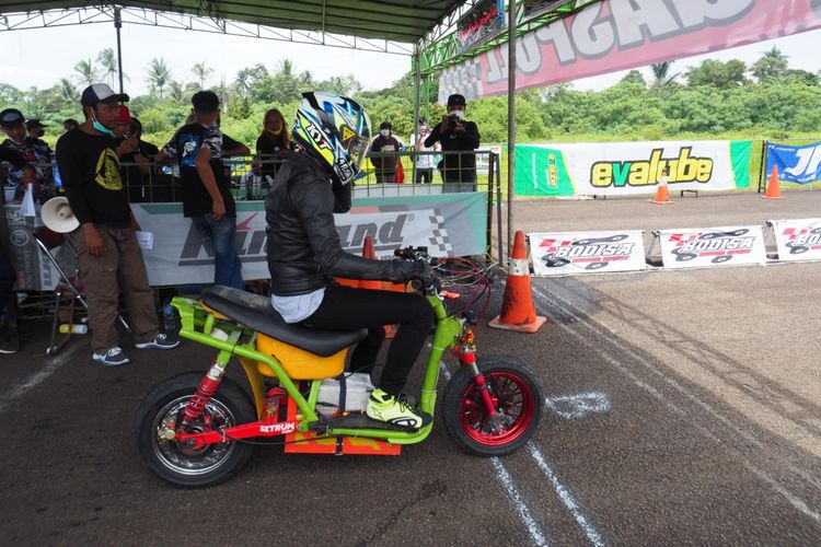 Komunitas Sepeda dan Motor Listrik (Kosmik) mengikuti ajang balap drag bike