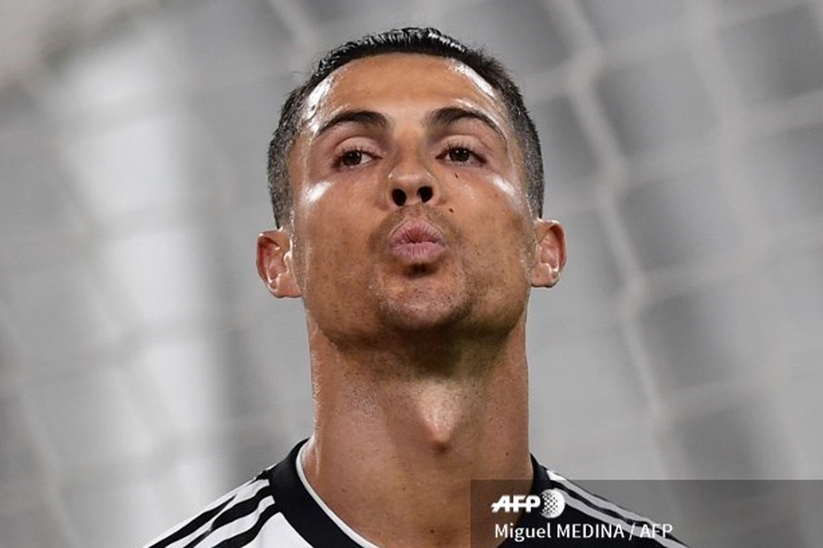 Raut muka striker Juventus, Cristiano Ronaldo, usai gagal penalti dalam laga Juventus vs AC Milan di ajang Coppa Italia, Sabtu (13/6/2020) dini hari WIB.