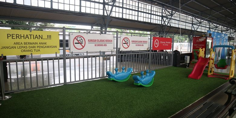 Arena bermain anak yang ada di Stasiun Pasar Senen. Terdapat papan pemberitahuan yang bertuliskan jangan lepas dari pengawasan orang tua.