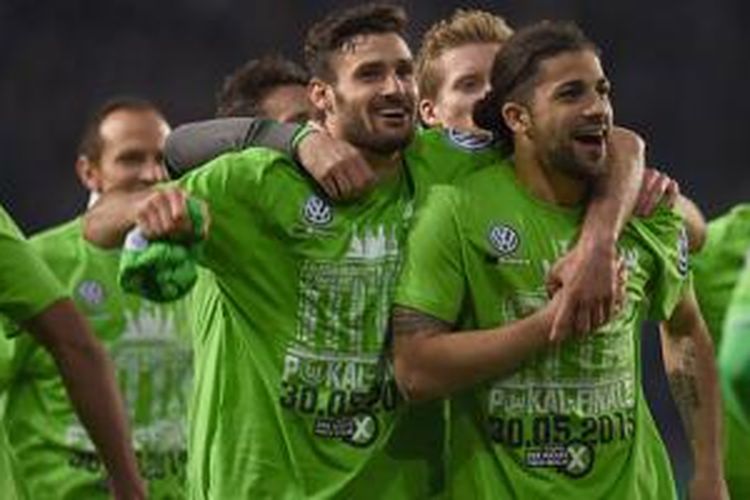 Ricardo Rodriguez dkk merayakan keberhasilan Wolfsburg lolos ke final Piala Jerman, Rabu (29/4/2015). 