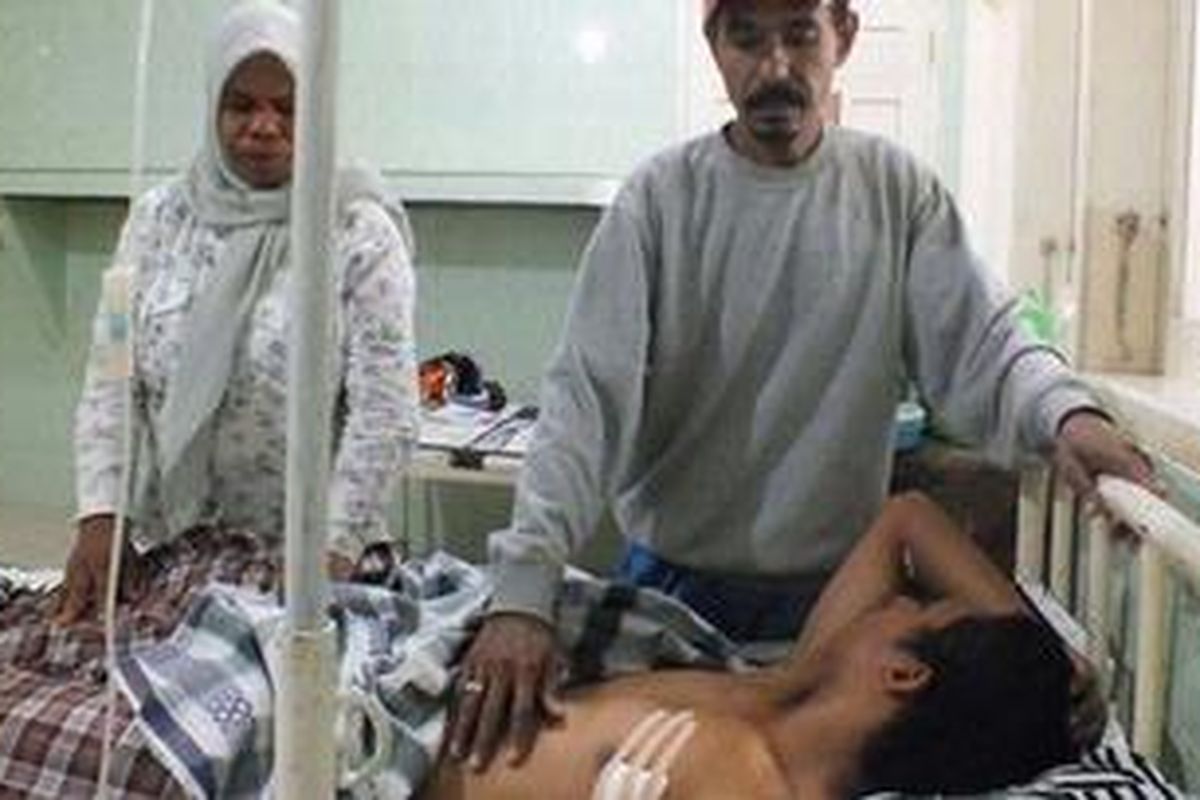 Salah satu Korban bentrok antar warga di Kota Ambon, tengah menjalan perawatan medis di Rumah Sakit Umum Alfatah Ambon,Selasa (15/5/2012) 