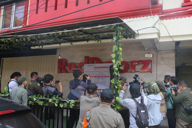 Satuan Polisi Pamong Praja (Satpol PP) menyegel Reddoorz Plus Near TIS Square di Jalan Tebet Barat Dalam X No 2, Tebet Barat, Tebet, Jakarta Selatan pada Kamis (29/4/2021) pagi.