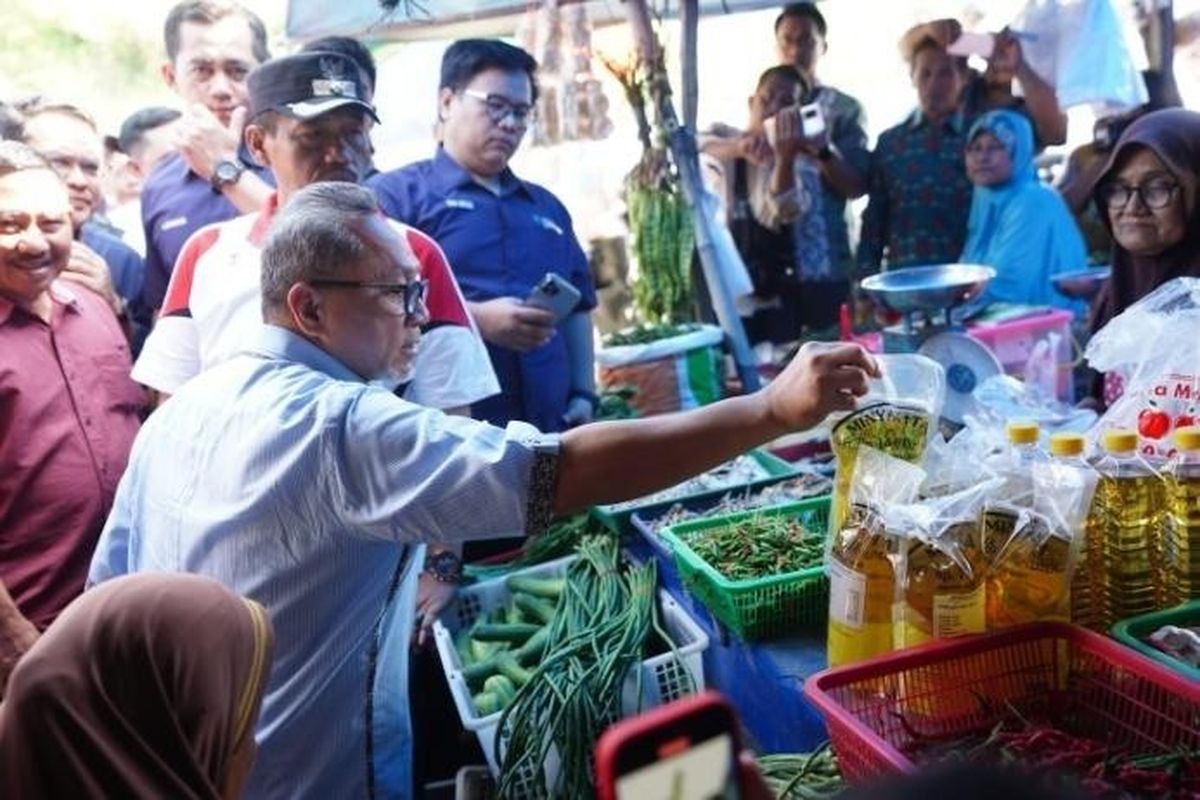 Menteri Perdagangan (Mendag) Zulkifli Hasan (Zulhas) saat meninjau harga dan stok bapok di Pasar Bakauheni, Kabupaten Lampung Selatan, Lampung, Rabu (19/7/2023).
