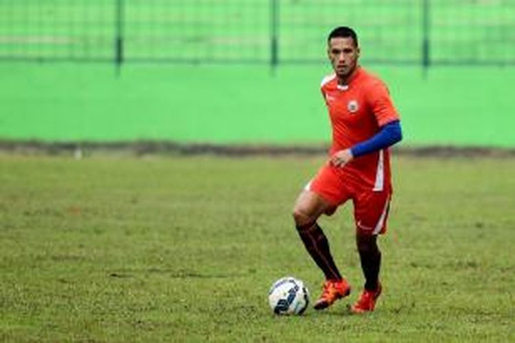 Raphael Maitimo menjadi salah satu amunisi baru Persija Jakarta.