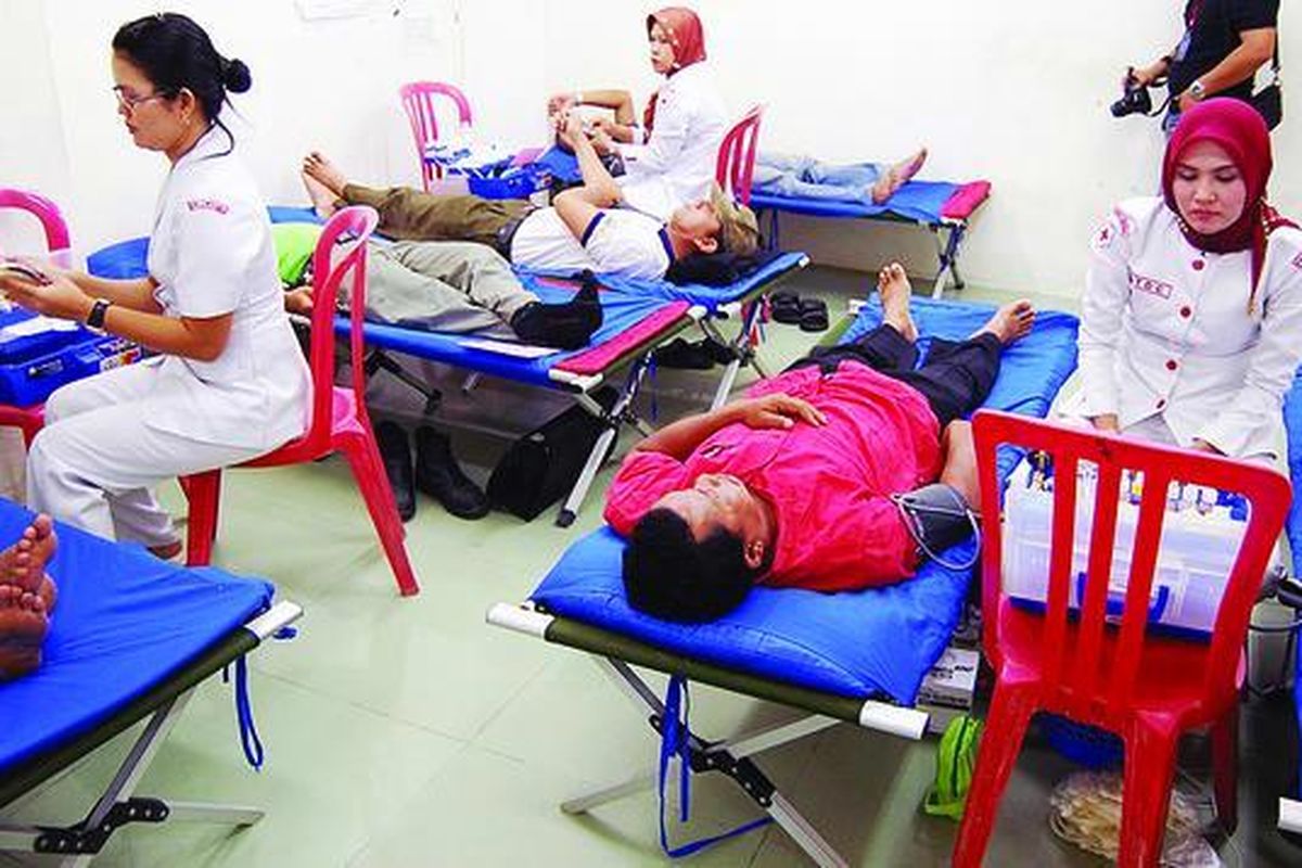 Petugas medis memeriksa dan mengambil sampel darah dari para donatur dalam aksi Donor Darah Radio Sonora Palembang, Sabtu (24/10). Ratusan warga terlibat sebagai pendonor dalam kegiatan yang berlangsung di Mal Palembang Square tersebut.