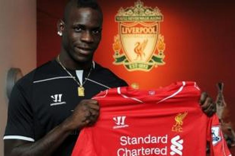 Striker anyar Liverpool, Mario Balotelli. 