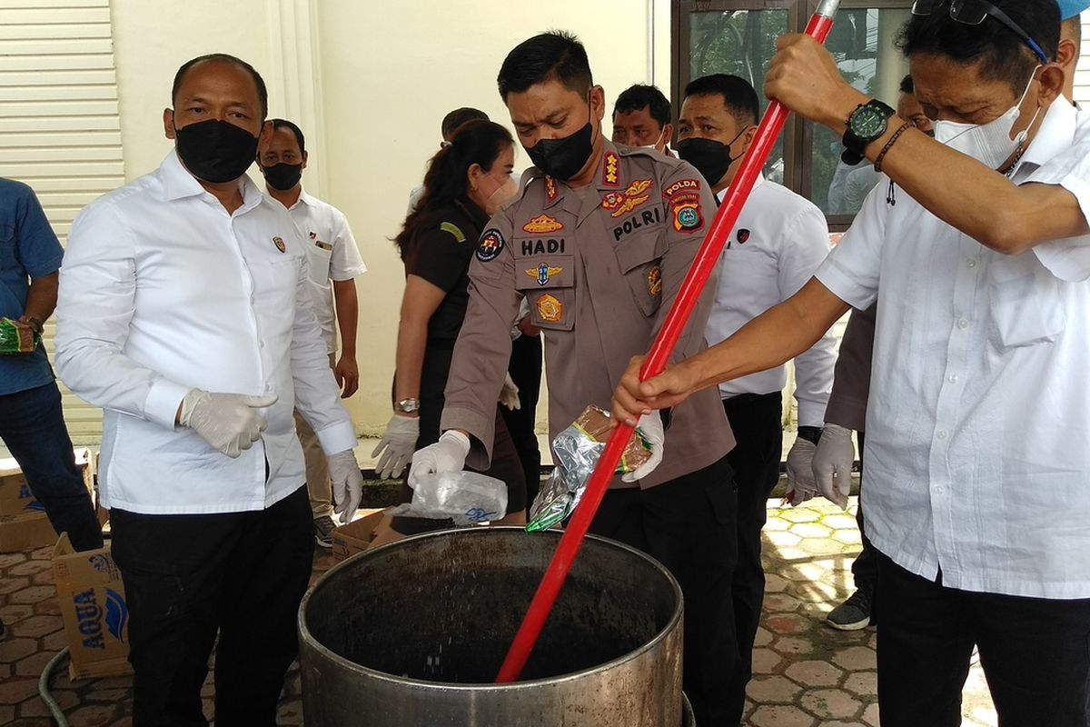 Direktur Resnarkoba Polda Sumut, Kombes Pol C. Wisnu Adji P didampingi Kabid Humas Polda Sumut, Kombes Pol Hadi Wahyudi memusnahkan barang bukti sabu-sabu dengan cara merebusnya usai konferensi pers di Mapolda Sumut pada Selasa (1/3/2022).