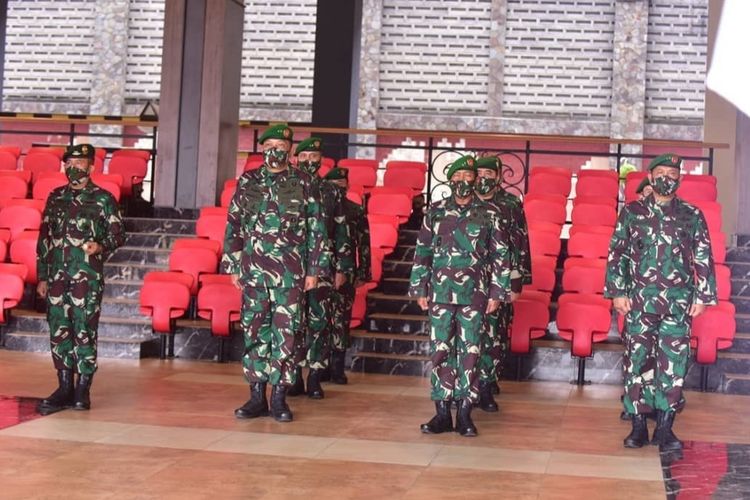 Wakil Kepala Staf Angkatan Darat (Wakasad) Letnan Jenderal TNI Moch Fachrudin menerima laporan kenaikan pangkat Panglima Divisi Infanteri 1/Kostrad dan sembilan orang Perwira Tinggi (Pati) TNI AD lainnya.