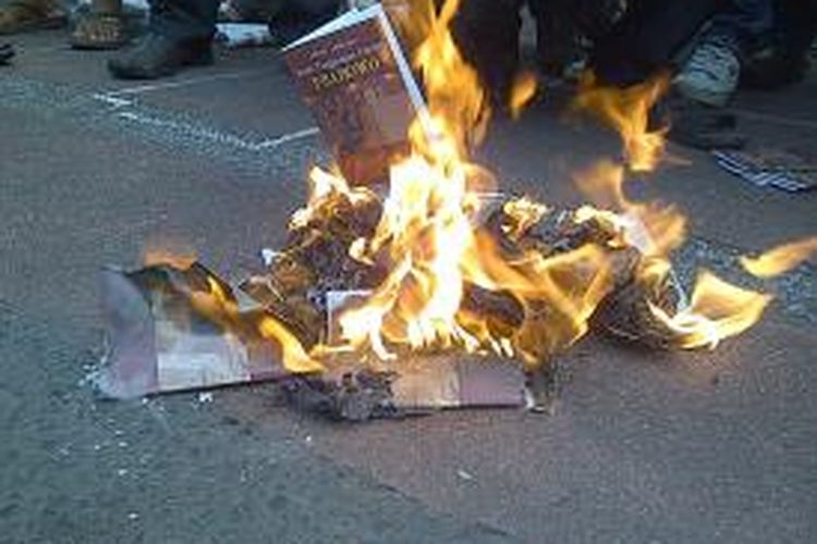 Aksi bakar buku dan selebaran kampanye hitam oleh relawan Prabowo-Hatta.