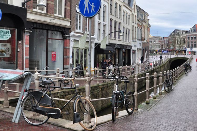 Kanal-kanal di Leeuwarden, Belanda.