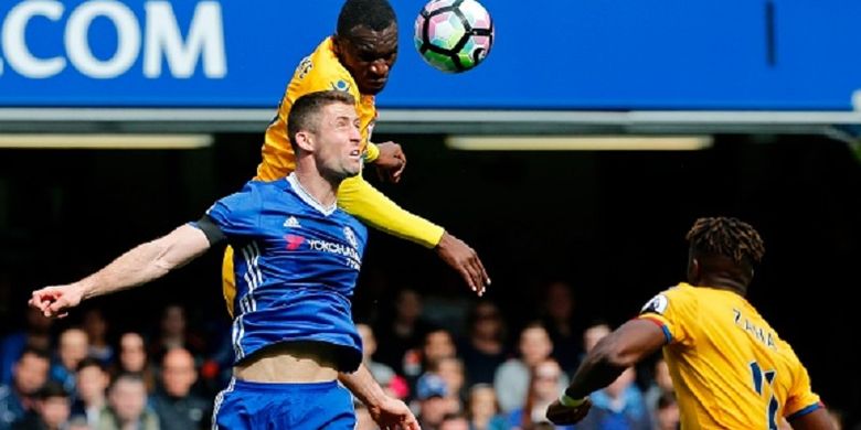 Striker Crystal Palace, Christian Benteke, dan bek Chelsea, Gary Cahill, berduel di udara pada pertandingan Premier League di Stamford Bridge, Sabtu (1/4/2017). 