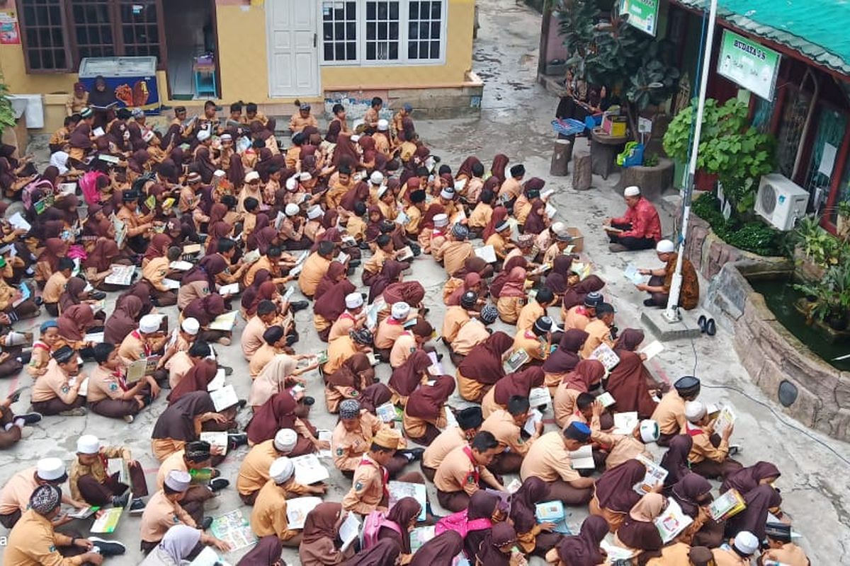 Praktik baik literasi membaca massal di Madrasah Ibtidaiyah (MI) Nahdlatul Ulama (NU) Balikpapan, Kalimantan Timur.