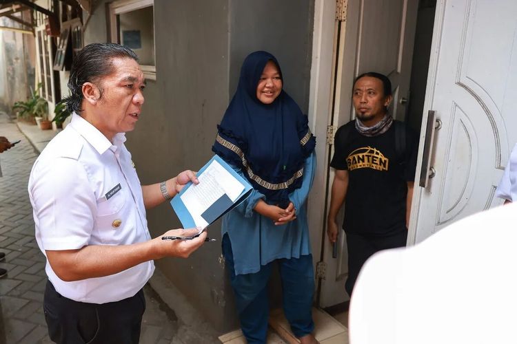 Penjabat Gubernur Banten Al Muktabar saat mengecek PPDB jalur Zonasi di SMAN 1 Kota Serang.
