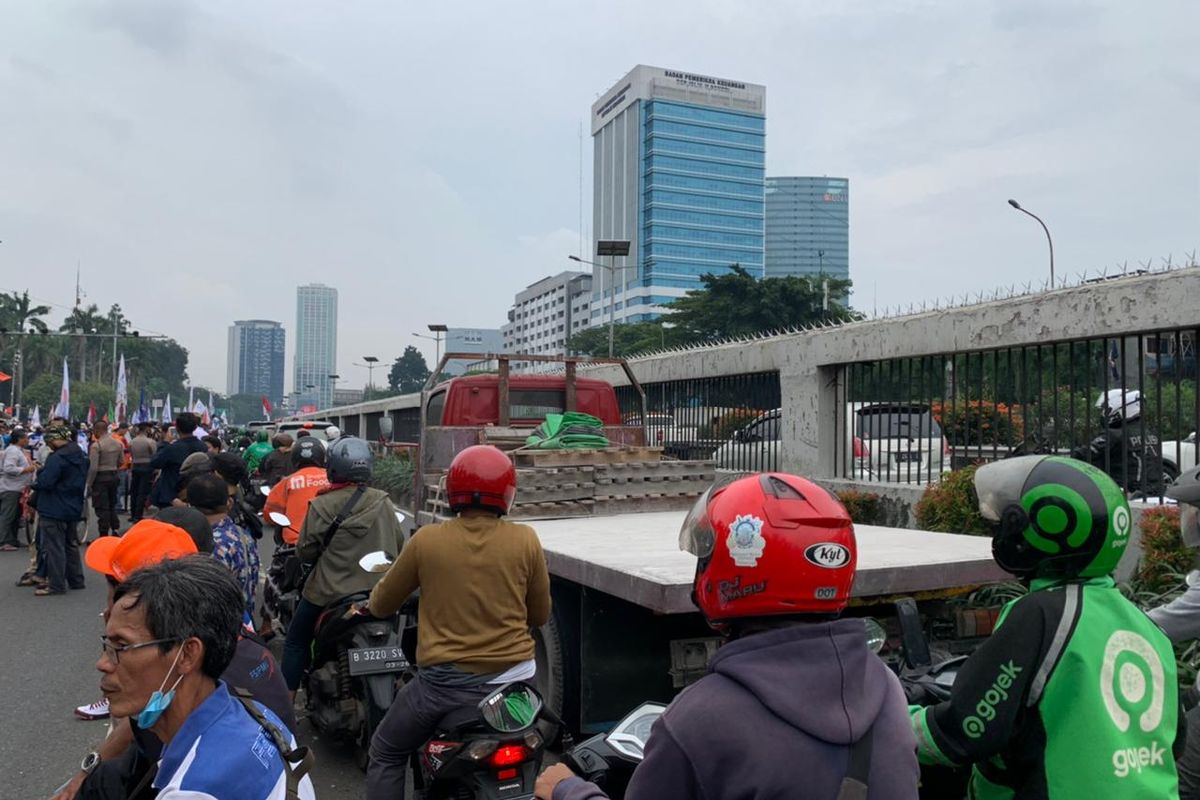 Arus lalu lintas di sekitaran depan Gedung DPR/MPR RI terpantau ramai dan padat. Arus ini imbas adanya aksi unjuk rasa oleh buruh pada Rabu (15/6/2022).