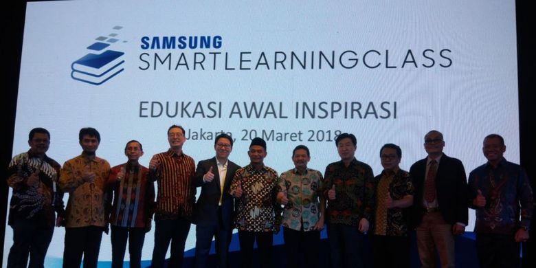 Menteri Pendidikan dan Kebudayaan Muhadjir Effendy (tengah), President Samsung Electronics Indonesia Jae Hoon Kwon (orang kedua sebelah kanan Pak Menteri), Vice President Samsung Electronics Indonesia Kang Hyun Lee (orang kedua sebelah kiri Pak Menteri), bersama perwakilan dari SMA Pangudi Luhur Jakarta,  Brawijaya Smart School Malang, SMA Plus Negeri 17 Palembang, dan SMA Islam Al-Azhar 12 Makassar saat Launching Samsung Smart Learning Class di Jakarta, Selasa(20/3/2018).