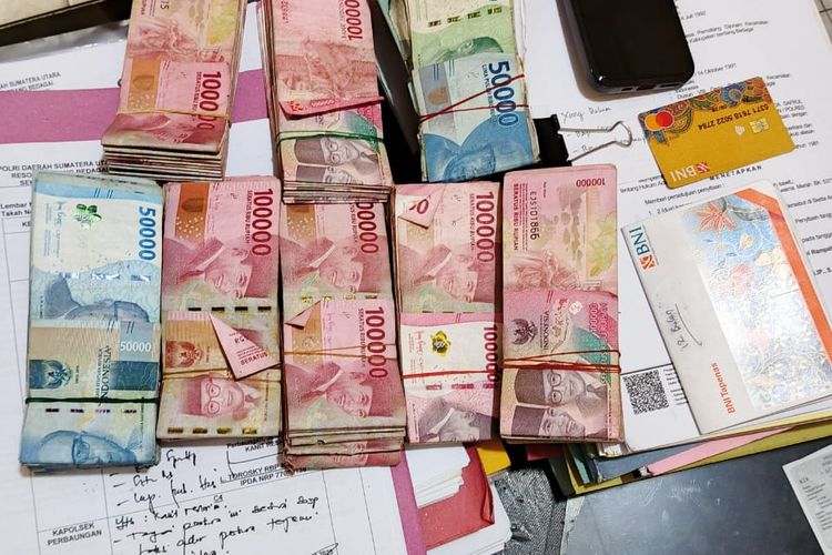 Polisi mengamankan barang bukti kasus pencurian uang Rp 137 juta, yang dilakukan pria bernama, Ricky di Kabupaten Sergai, Rabu (9/4/2025). Uang yang dicuri Ricky merupakan milik ibu kandungnya Khairul Bariah.   
