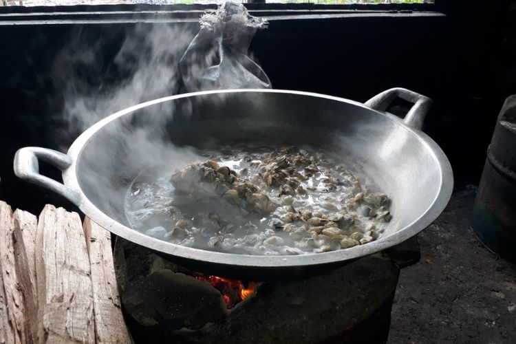 Lokan sungai yang sudah dibersihkan lalu direbus siap untuk dimasak rendang