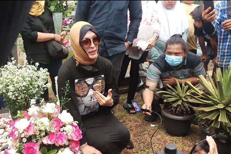 Angelina Sondakh saat ditemui di TPU Jeruk Purut kawasan Jakarta Selatan, Rabu (30/3/2022). 