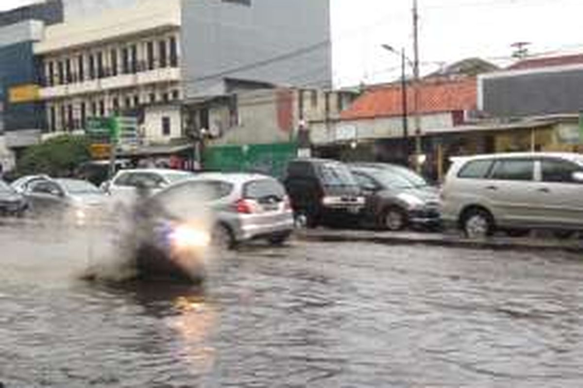 Jalan Raya Joglo, Kembangan, Jakarta Barat digenangi air setinggi 30 centimeter akibat wilayah tersebut diguyur hujan lebat selama 30 menit pada Jumat sore (12/2/2016).