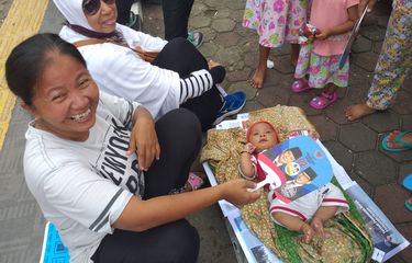 Bawa Bayi, Pendukung Prabowo-Sandi Nyambi Jualan Sosis di Lokasi ...