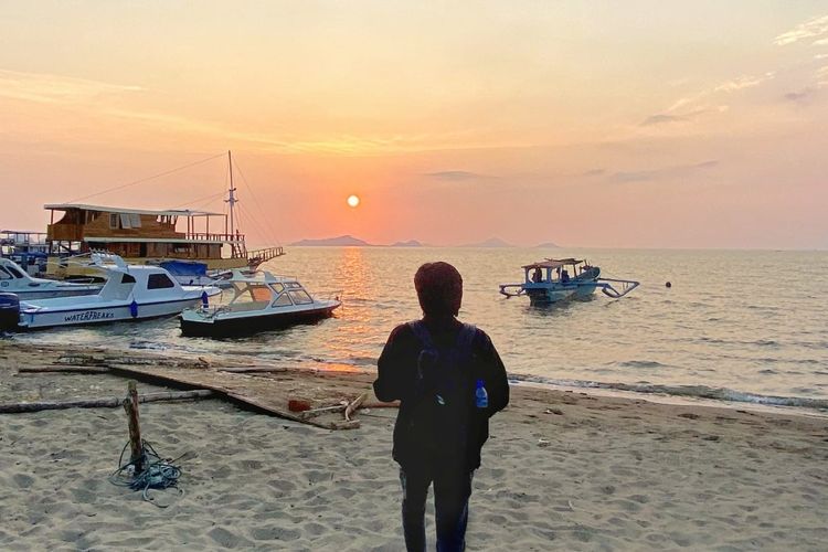Wisatawan berburu sunset di Pantai Gorontalo Labuan Baji, pada Kamis (19/10/2023)